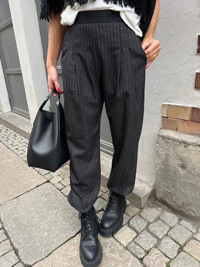 GOSSIA ATALIEGO Kostymbyxa grå med vit kritstrecks rand