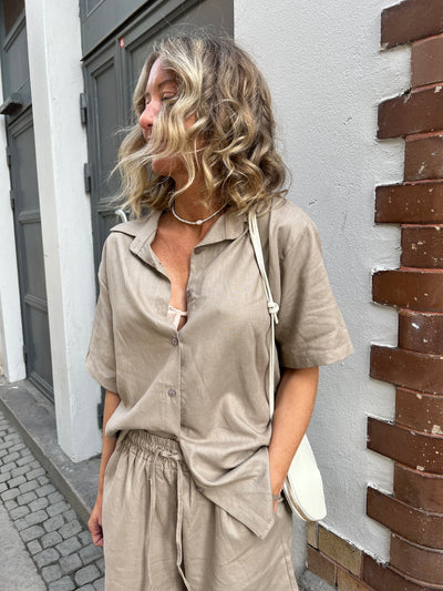 NOOR LINNE SKJORTA TAUPE