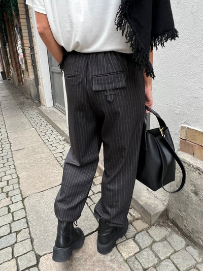 GOSSIA ATALIEGO Kostymbyxa grå med vit kritstrecks rand