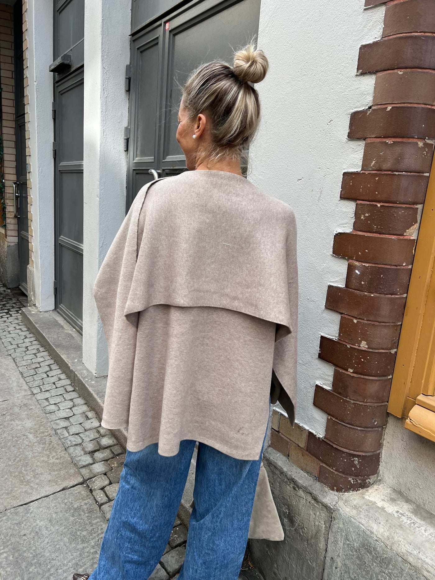 Carrie Cape Cardigan sand H888