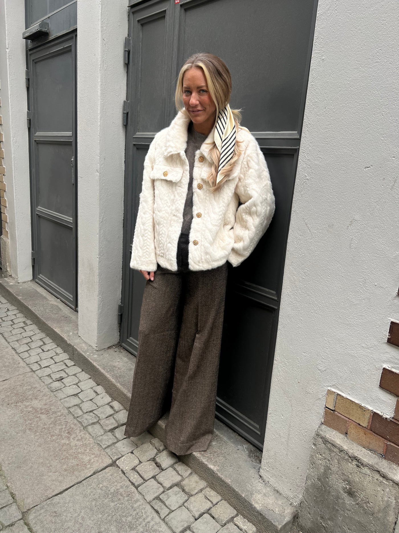 Lärka kabelstickad fuskpäls offwhite