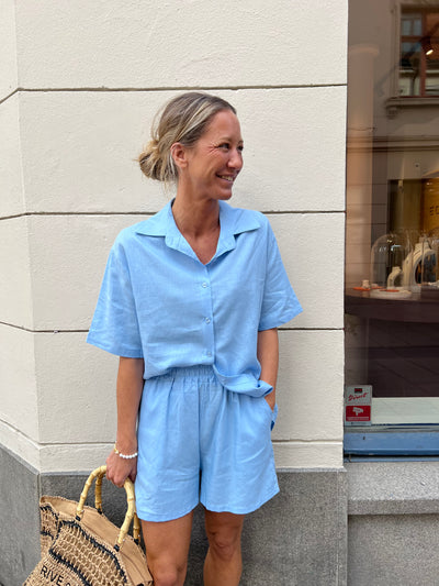 NOOR LINNE SHORTS BLÅTT