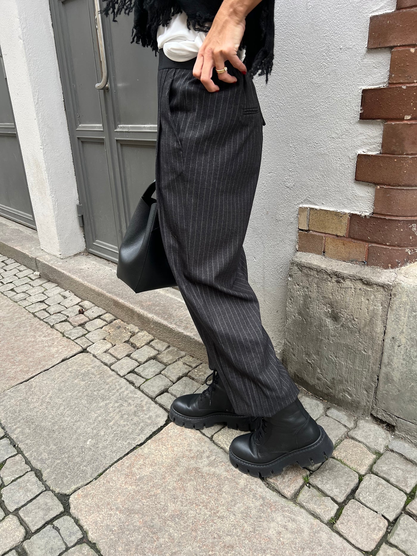 GOSSIA ATALIEGO Kostymbyxa grå med vit kritstrecks rand