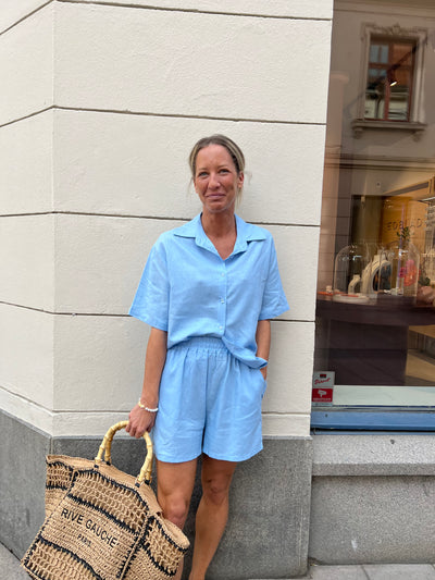 NOOR LINNE SHORTS BLÅTT