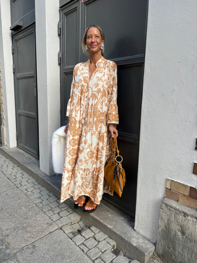 Maja dress kamel (lejongul)