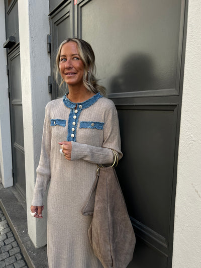 Daisy stickad klänning sand HA4126 leverans 7 dagar