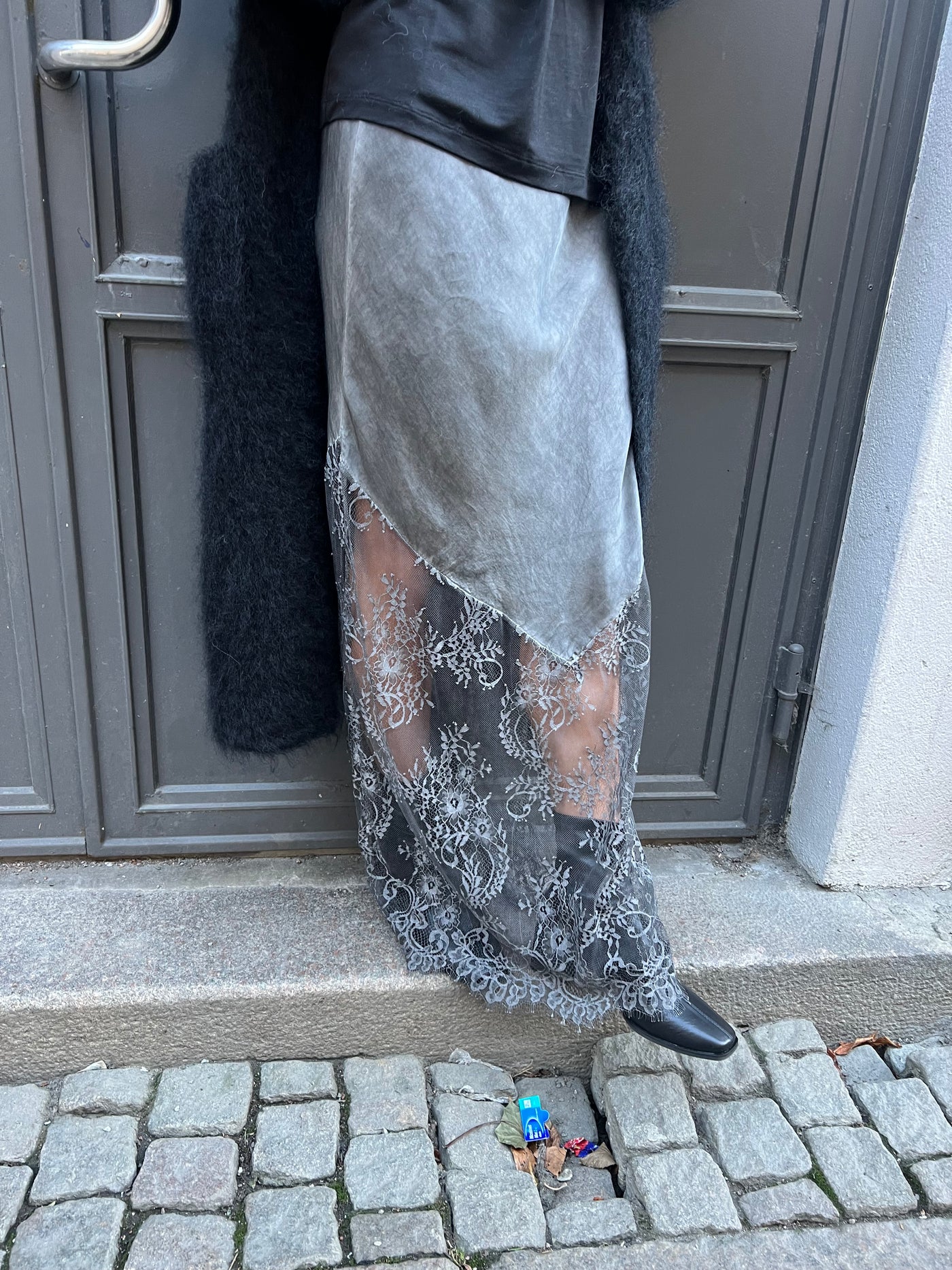 Fiona långkjol med spets grå