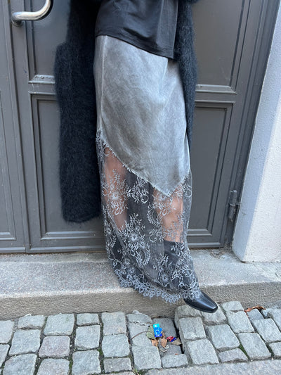 Fiona långkjol med spets grå