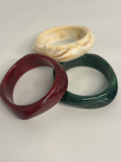 Kantigt armband i 3 olika färger