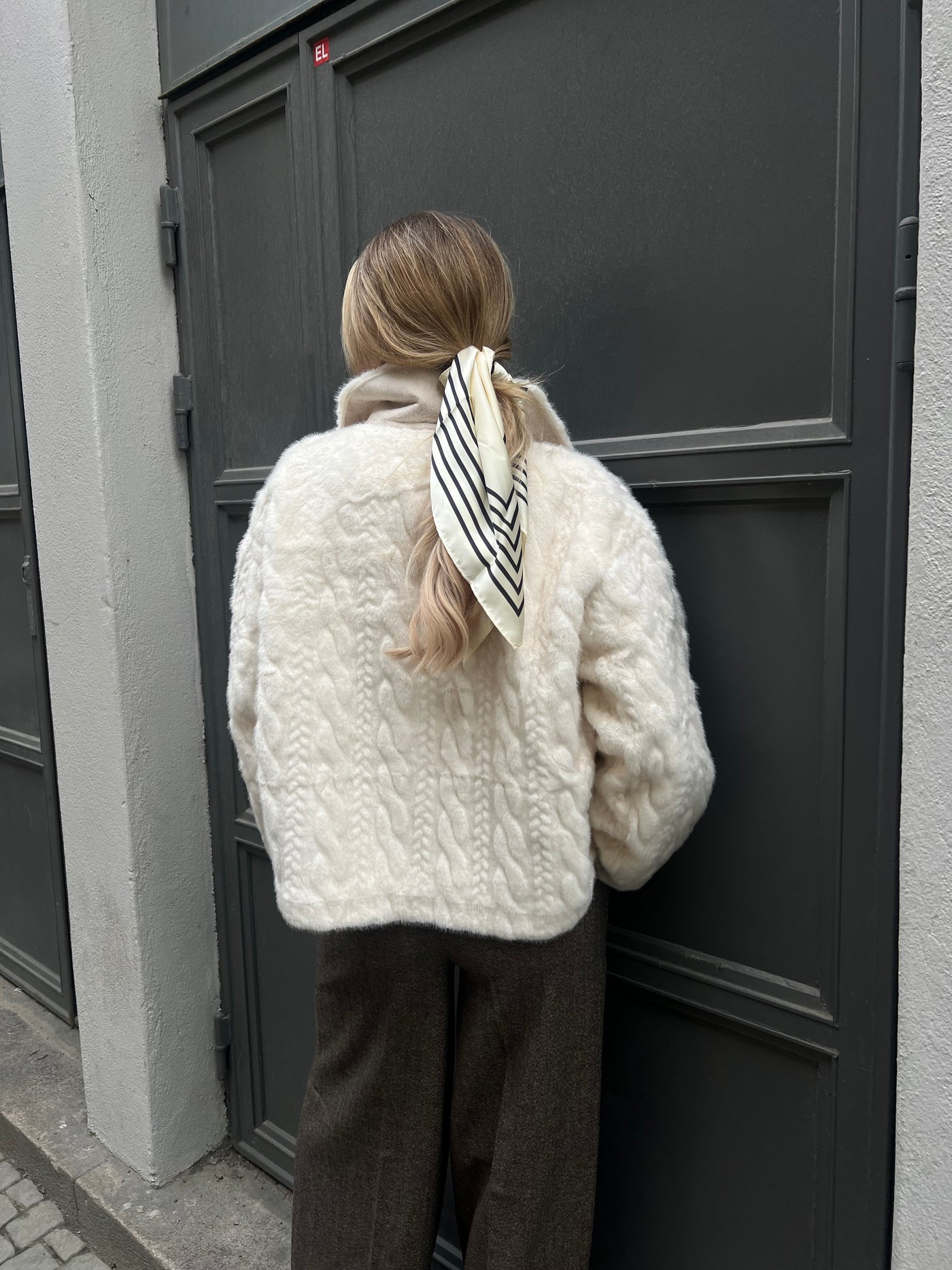 Lärka kabelstickad fuskpäls offwhite