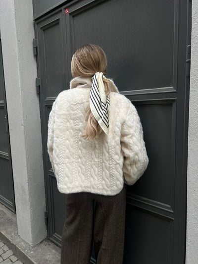 Lärka kabelstickad fuskpäls offwhite