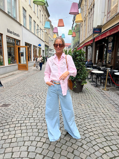 Viola blus med hålbroderi rosa