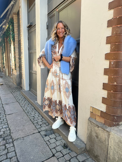 Astrid dress blue/kamel 1 veckas leverans