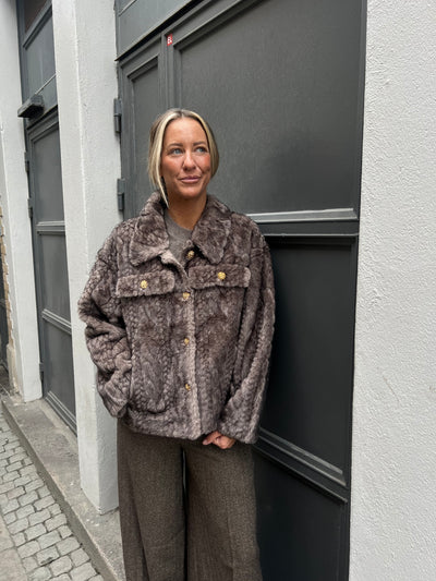 Lärka kabelstickad fuskpäls grå/brun
