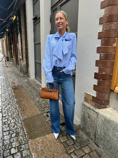 FREJA BLOUSE ROSETT/BLÅ RAND