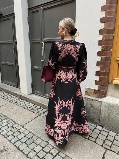 Mirja wrap dress svart med massa rosa blommor