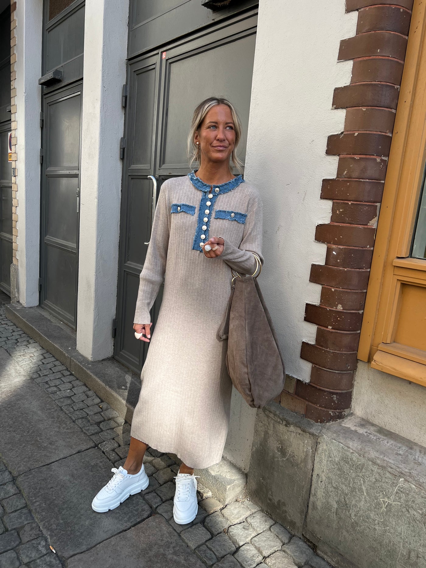 Daisy stickad klänning sand HA4126 leverans 7 dagar