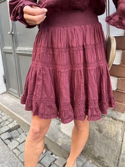 NEO NOIR KJOL CALLIA BURGUNDY