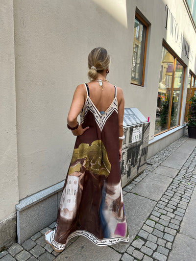 FRANCES STRAP DRESS. BROWN