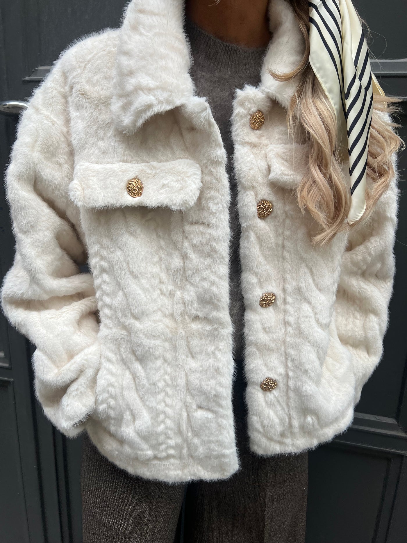 Lärka kabelstickad fuskpäls offwhite