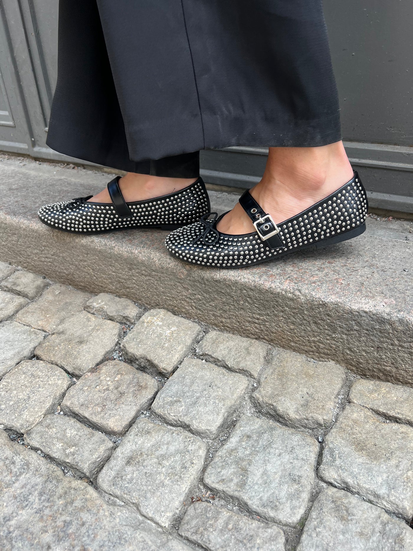 Titti ballerina, svart med silvernitar ny