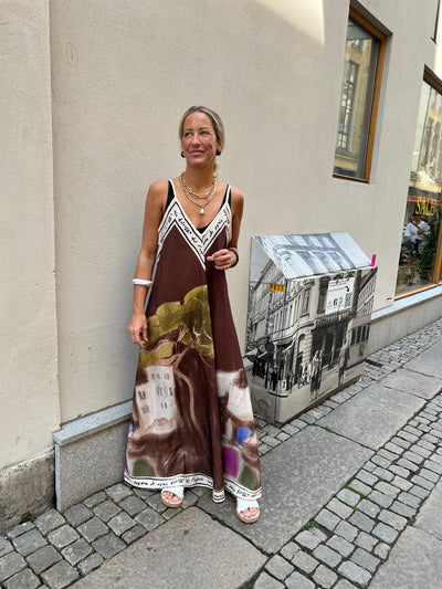 FRANCES STRAP DRESS. BROWN