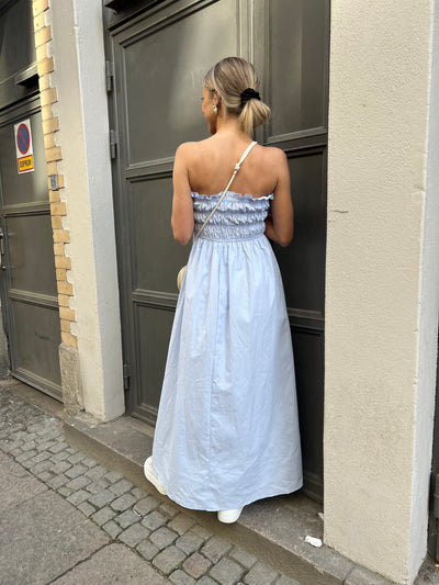 IDA SMOCKDRESS LJUSBLÅ
