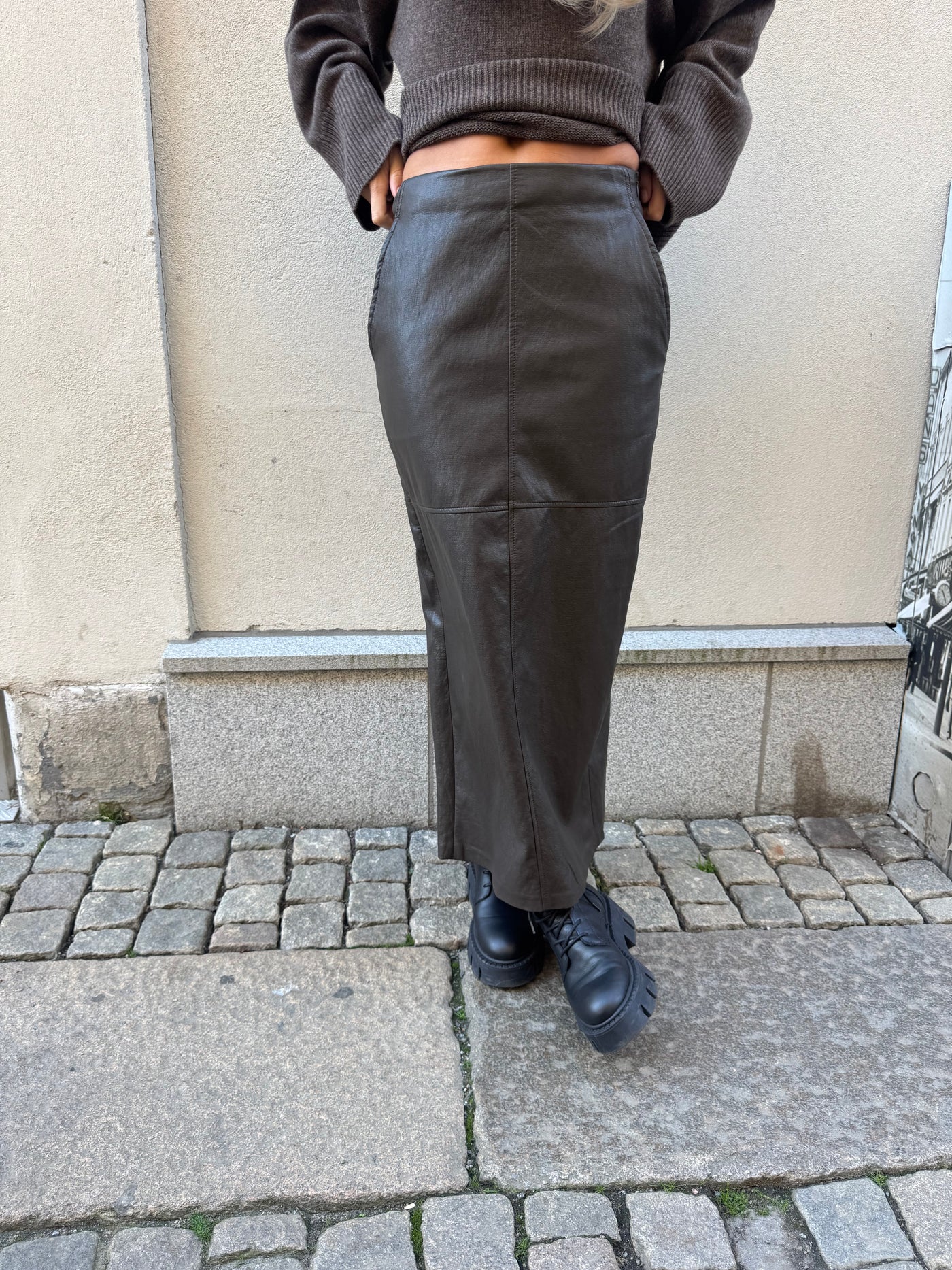 Kjol i pu co couture brown