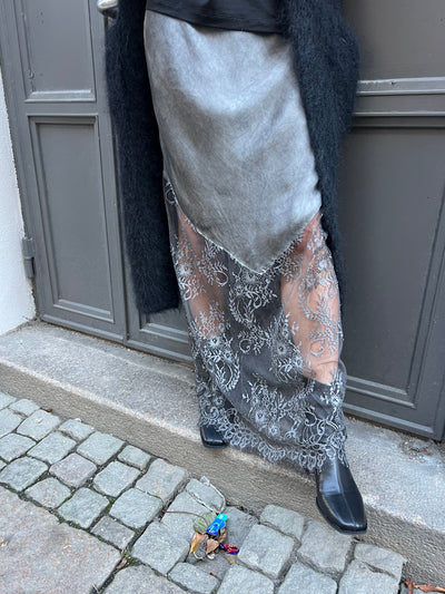 Fiona långkjol med spets grå