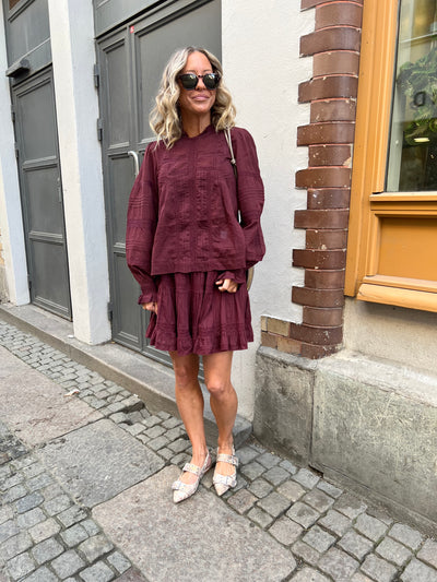 NEO NOIR BLUS EBBA S VOILE BURGUNDY