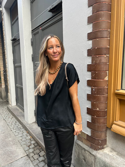 SOFINA V-NECK BLACK