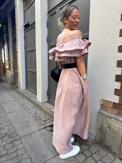 CMMOLLY - OFF-SHOULDER DRESS WITH RUFFLE TRIM IN FAWN