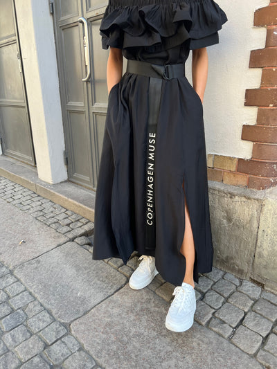 CMMOLLY - OFF-SHOULDER DRESS WITH RUFFLE TRIM IN BLACK