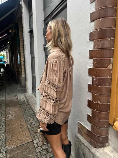Alanja lace blouse camel