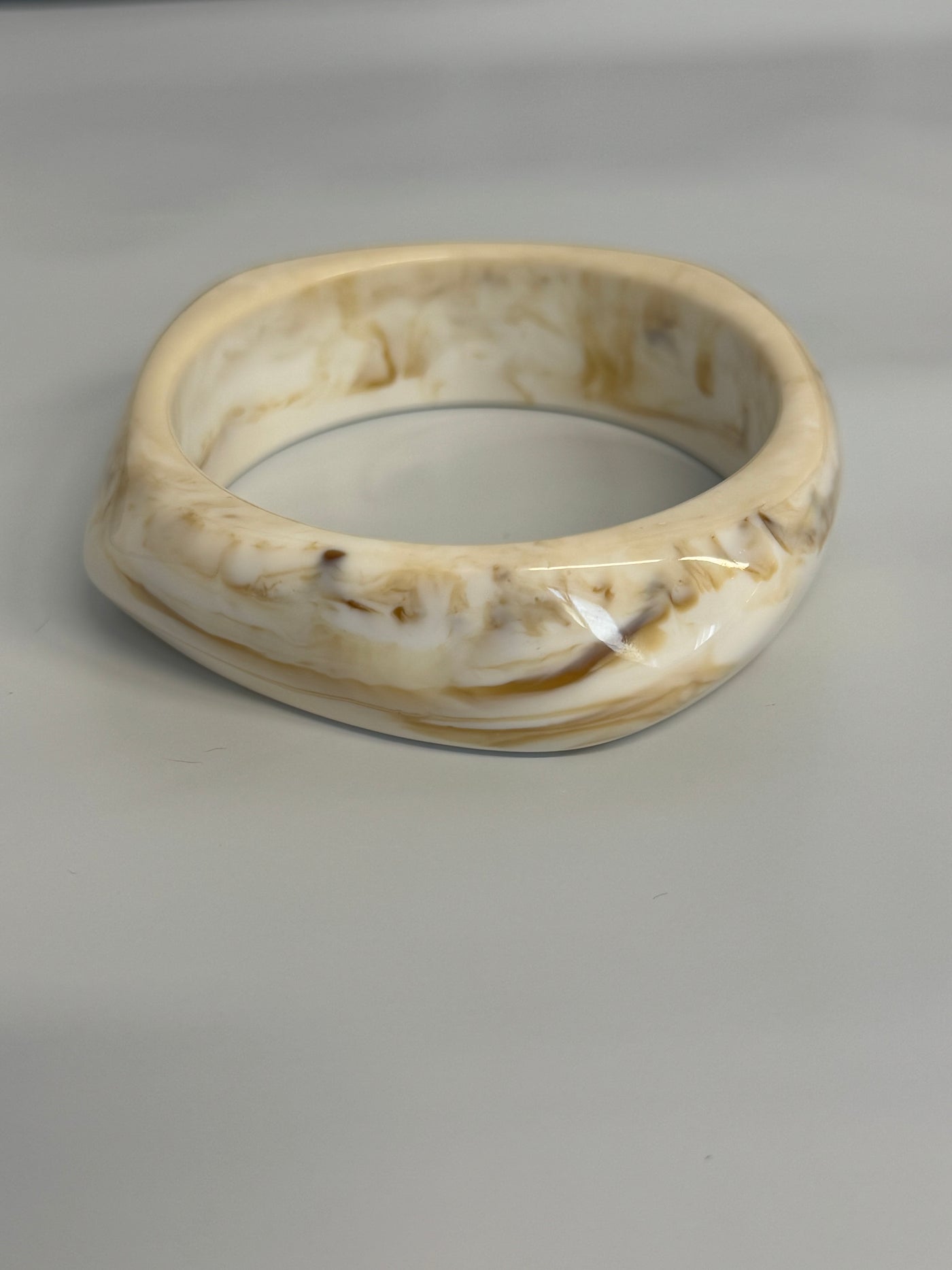 Kantigt armband i 3 olika färger
