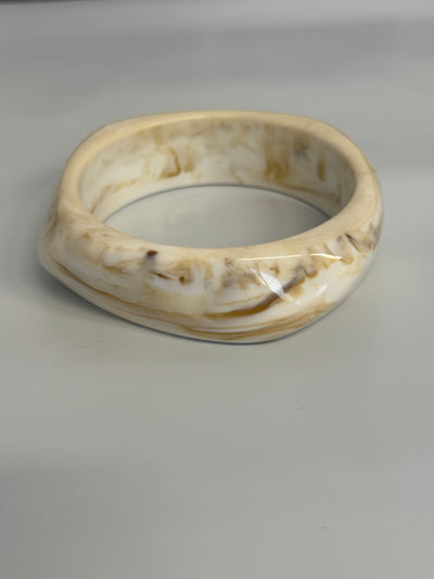 Kantigt armband i 3 olika färger