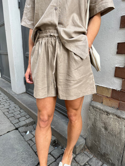 NOOR LINNE SHORTS TAUPE