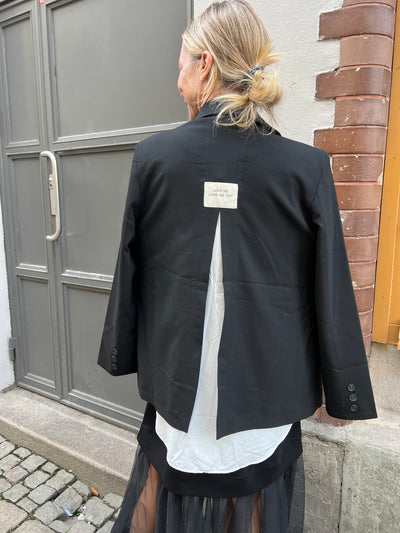 Ellen kavaj delad baktill