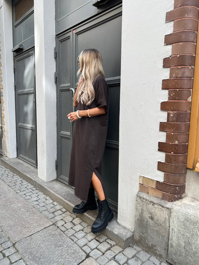 Tee v dress brown leverans 7 dagar