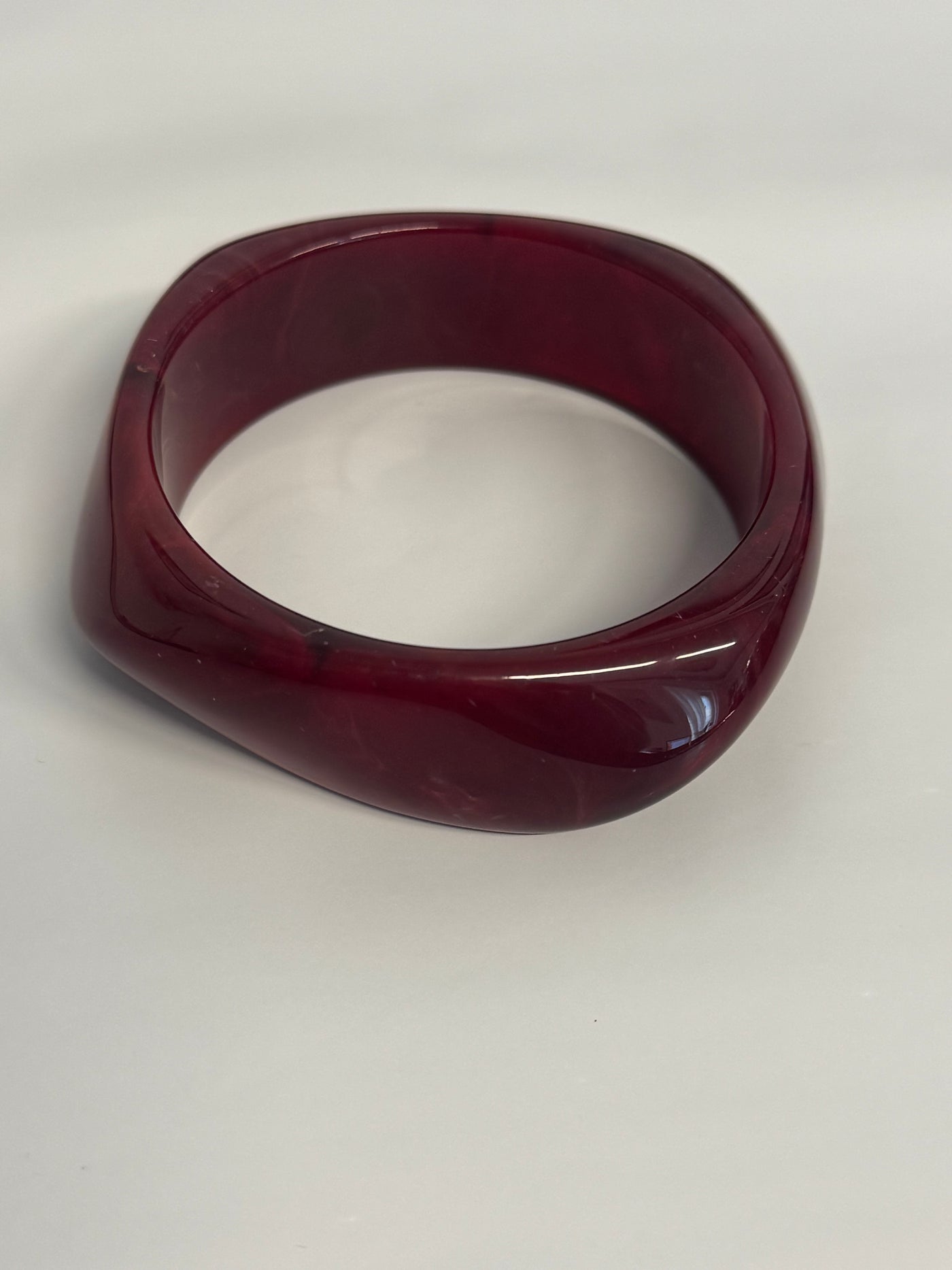 Kantigt armband i 3 olika färger