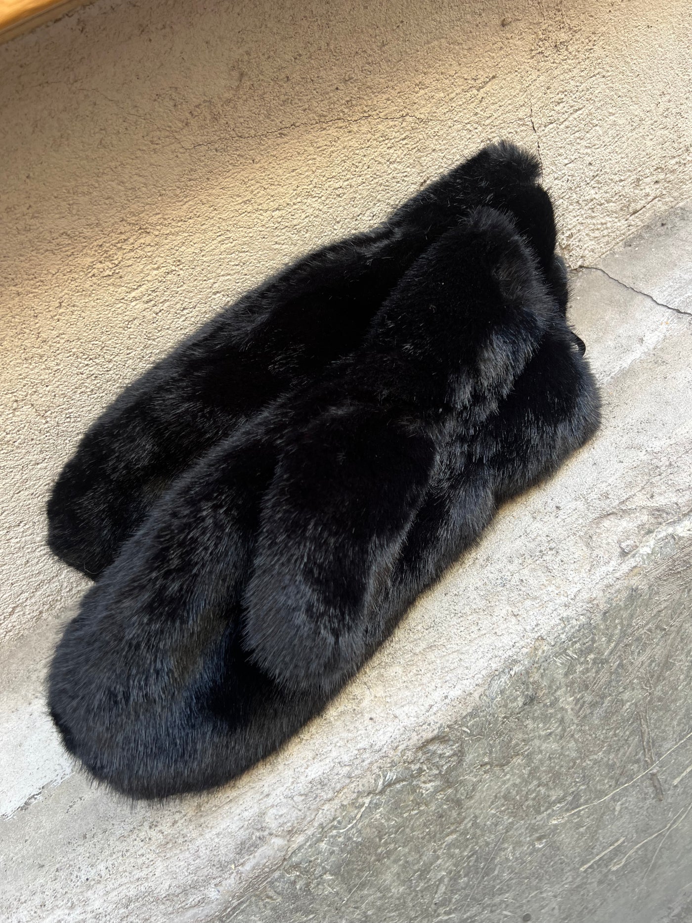 Pälsvante modell svart