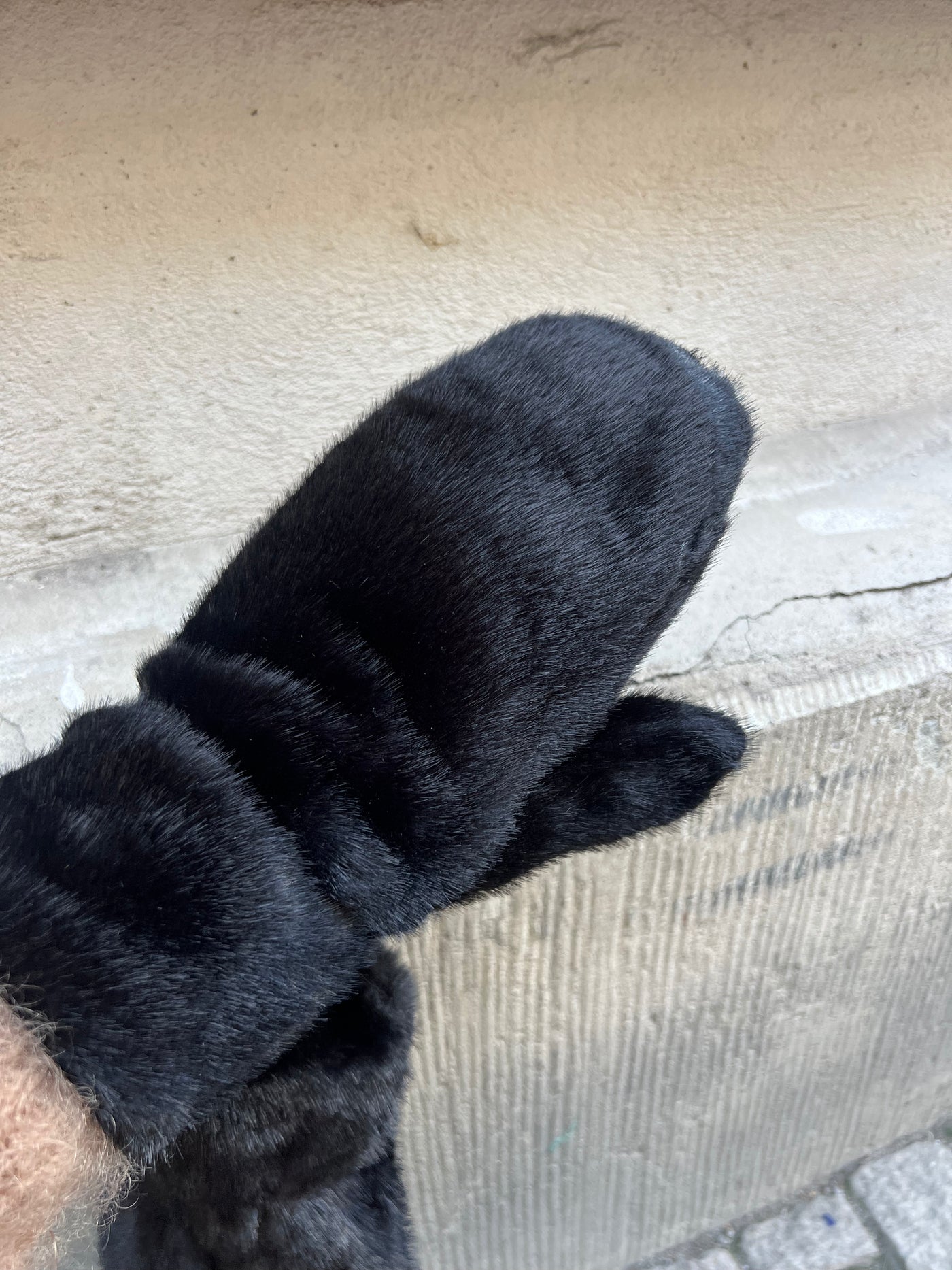 Pälsvante modell svart