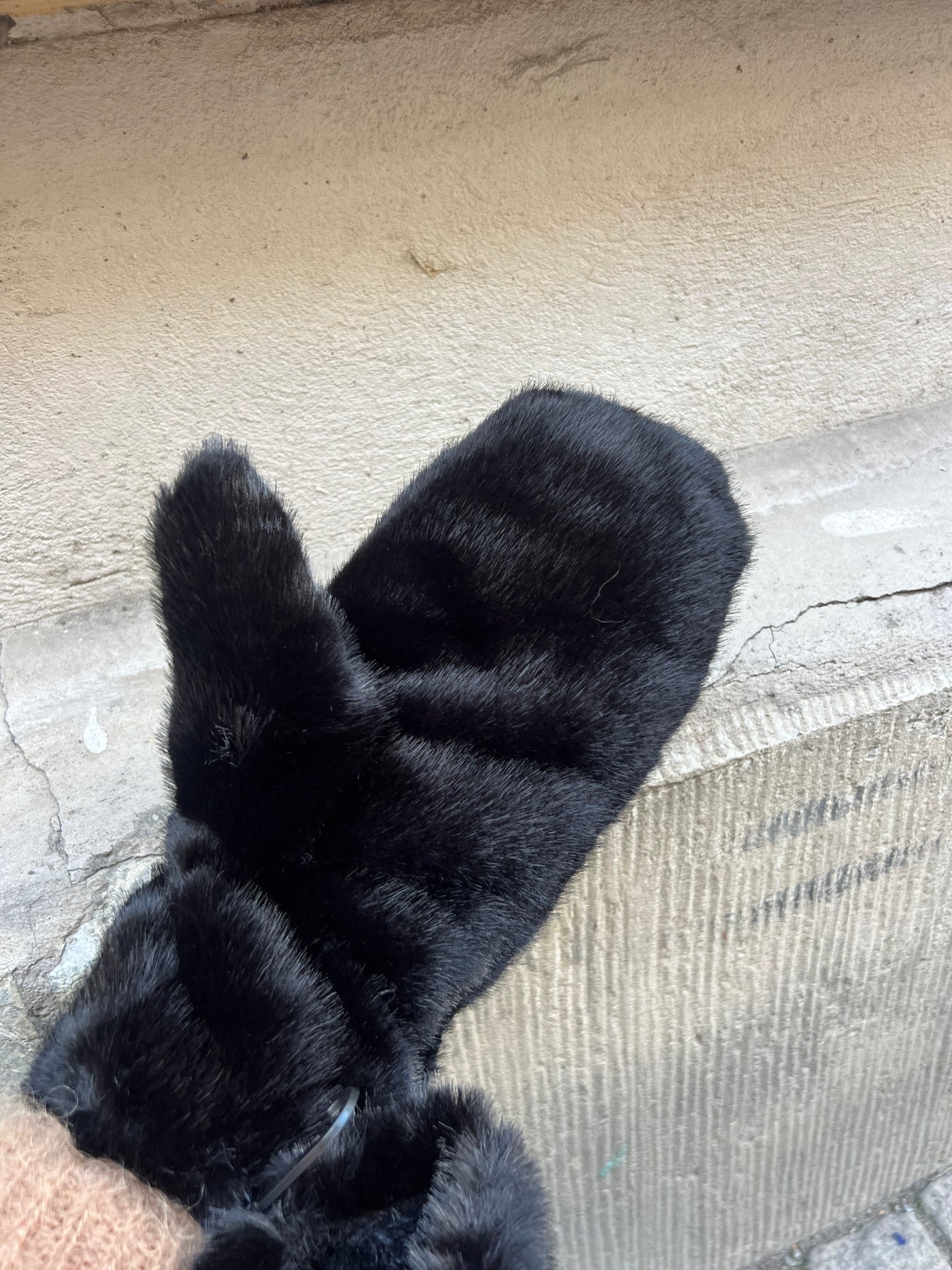 Pälsvante modell svart