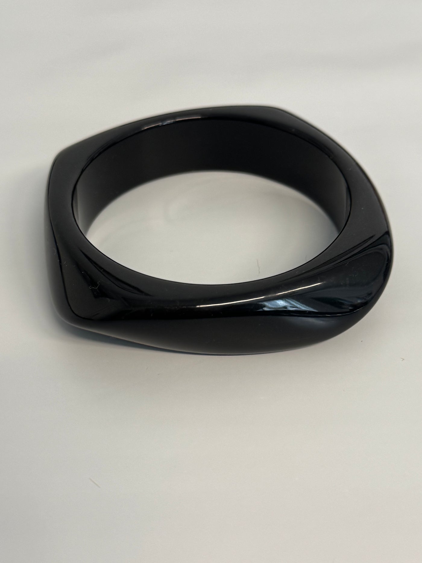 Armband kantigt svart