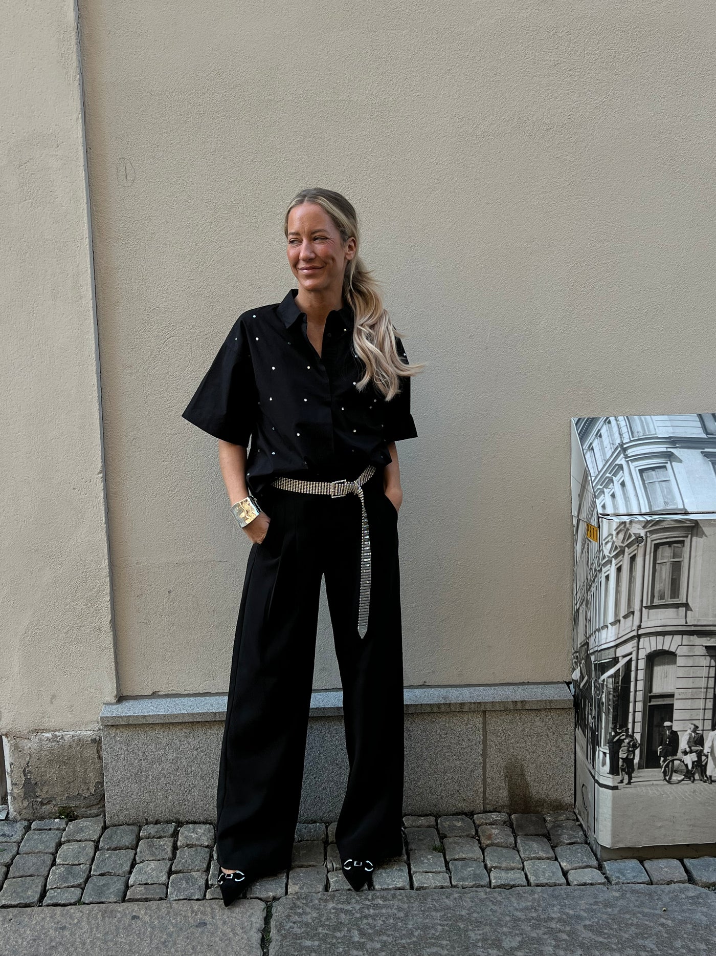 Kortärmad svart skjorta med strass framtill