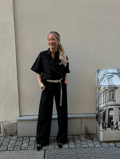 Kortärmad svart skjorta med strass framtill