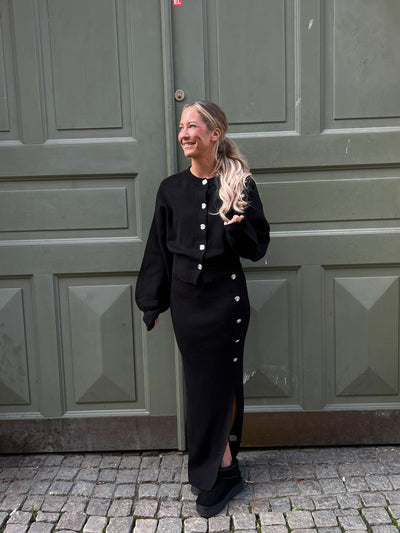 Finstickad svart långkjol med rosknappar