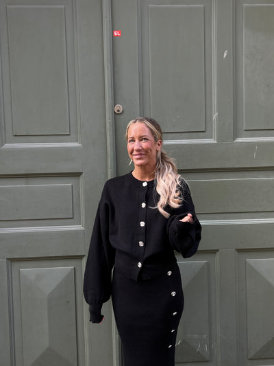 Finstickad svart kofta med rosknappar