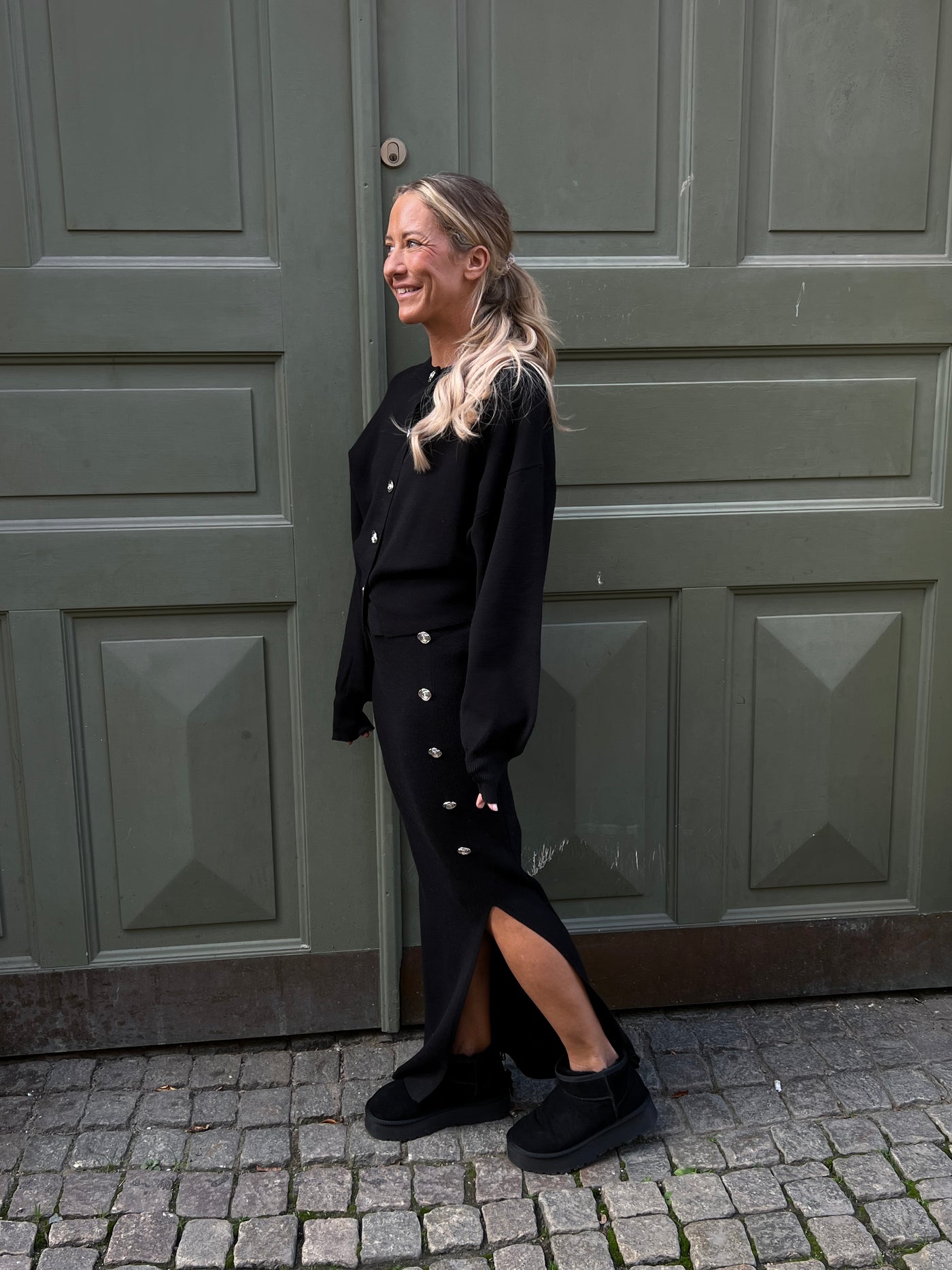 Finstickad svart långkjol med rosknappar