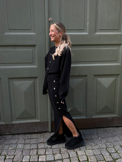 Finstickad svart långkjol med rosknappar